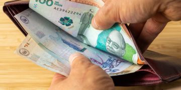 La Prima en el Bolsillo Roto: ¿Por qué nos duele el bolsillo cada enero?